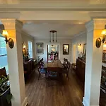 Spacious Central Gardens Home And Carriage House