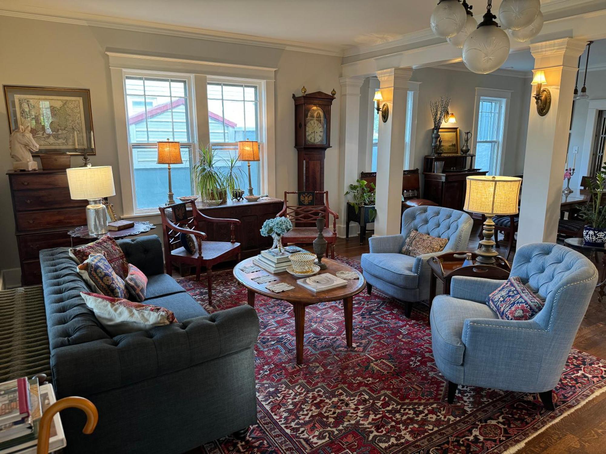 Spacious Gardens And Carriage House Villa